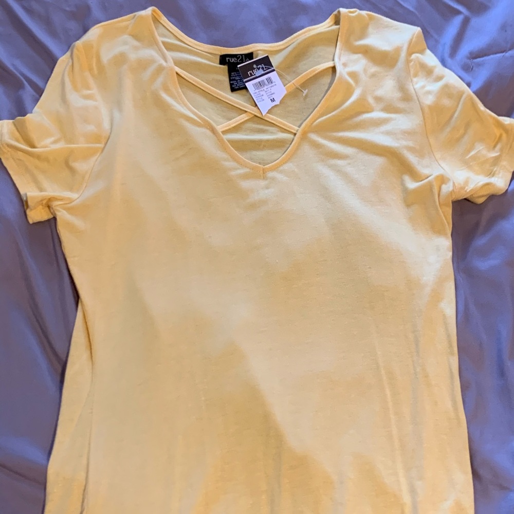 Yellow tee V neck line with crossing, medium